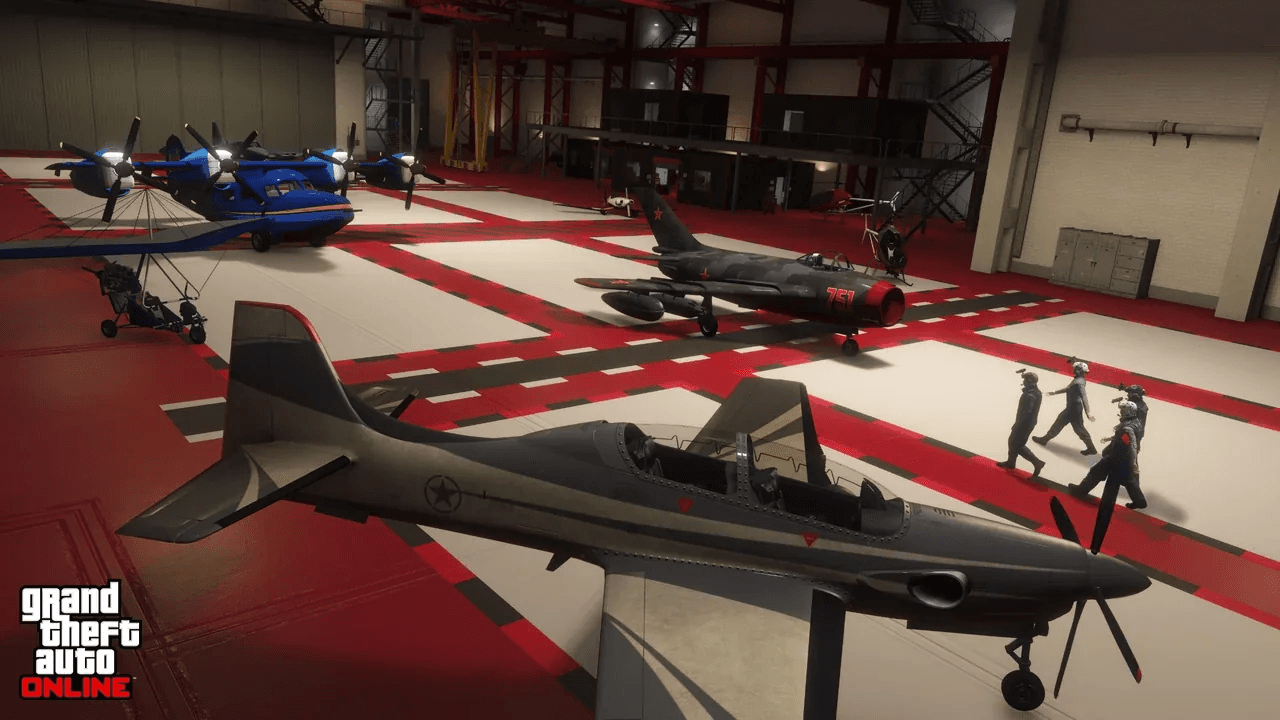 Attack helicopter and fighter jet flying over Los Santos in GTA Online