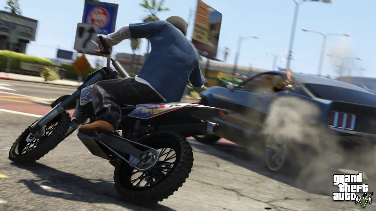 A dirt bike speeding alongside a car on a Los Santos street in GTA 5